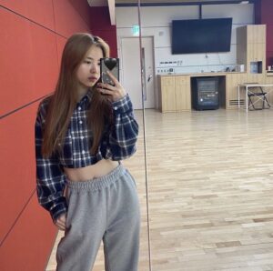 Niziu(ニジュー)マコ私服や衣装でいつもズボンなのはなぜ？怪我してる説も？